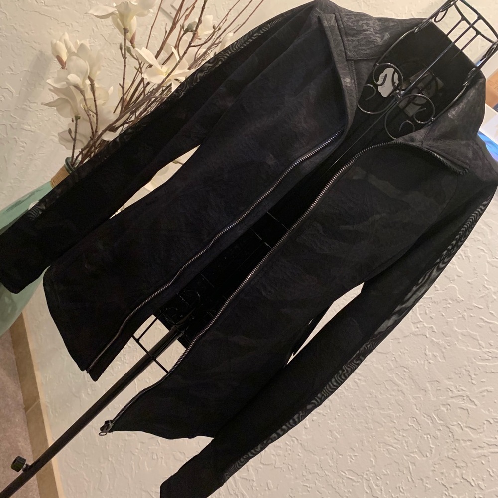 SORRY. NOT AVAILABLE!! Gorgeous black camo running jacket